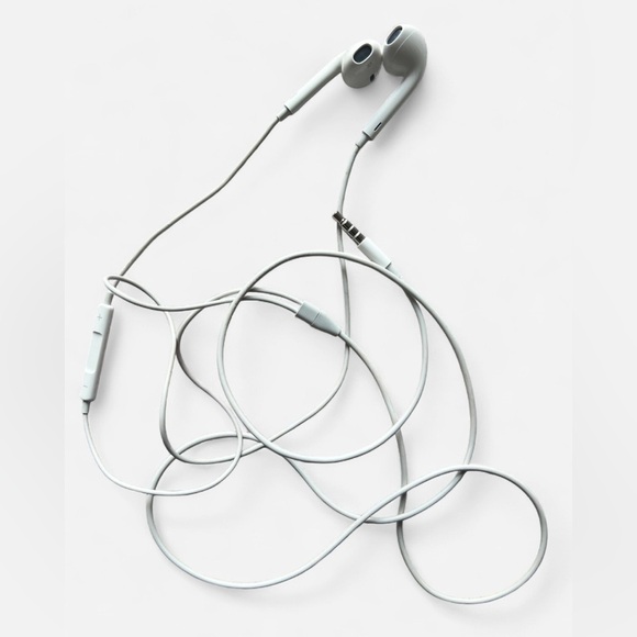 Apple Earphones with Remote and Mic for iPhone, iPod Touch, iPad (MB770G/A) - Picture 1 of 9